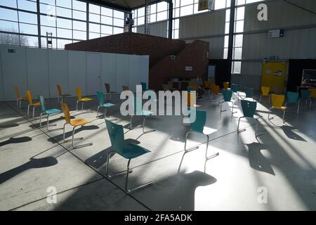 Husum, Germania. 23 Apr 2021. Le sedie per coloro che possono partecipare alla vaccinazione sono disponibili presso il Centro di vaccinazione Husum. Credit: Marco Brandt/dpa/Alamy Live News Foto Stock