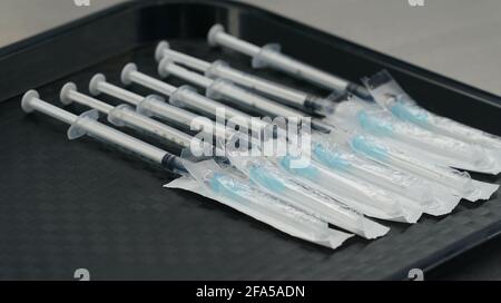 Husum, Germania. 23 Apr 2021. Siringhe con vaccino giacciono su un tavolo nel laboratorio del Centro di vaccinazione Husum. Credit: Marco Brandt/dpa/Alamy Live News Foto Stock