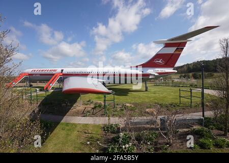 Gollenberg, Germania. 23 Apr 2021. La 'Lady Agnes', un Ilyushin 62 della compagnia aerea Interflug, si trova presso l'aeroporto Stölln/Rhinow. L'aereo passeggeri, costruito nel 1973, era atterrato il 23 ottobre 1989 su una pista di soli 800 metri di lunghezza. Credit: Jörg Carstensen/dpa/Alamy Live News Foto Stock