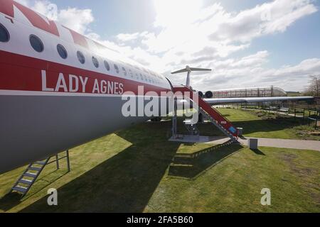 Gollenberg, Germania. 23 Apr 2021. La 'Lady Agnes', un Ilyushin 62 della compagnia aerea Interflug, si trova presso l'aeroporto Stölln/Rhinow. L'aereo passeggeri, costruito nel 1973, era atterrato il 23 ottobre 1989 su una pista di soli 800 metri di lunghezza. Credit: Jörg Carstensen/dpa/Alamy Live News Foto Stock