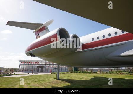 Gollenberg, Germania. 23 Apr 2021. La 'Lady Agnes', un Ilyushin 62 della compagnia aerea Interflug, si trova presso l'aeroporto Stölln/Rhinow. L'aereo passeggeri, costruito nel 1973, era atterrato il 23 ottobre 1989 su una pista di soli 800 metri di lunghezza. Credit: Jörg Carstensen/dpa/Alamy Live News Foto Stock