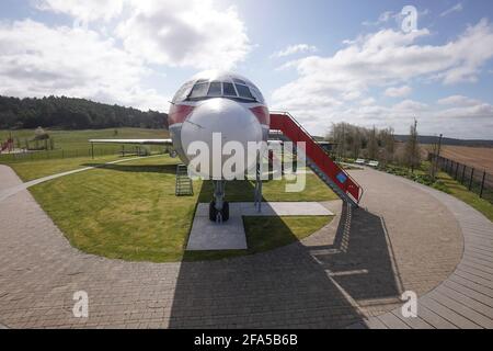 Gollenberg, Germania. 23 Apr 2021. La 'Lady Agnes', un Ilyushin 62 della compagnia aerea Interflug, si trova presso l'aeroporto Stölln/Rhinow. L'aereo passeggeri, costruito nel 1973, era atterrato il 23 ottobre 1989 su una pista di soli 800 metri di lunghezza. Credit: Jörg Carstensen/dpa/Alamy Live News Foto Stock