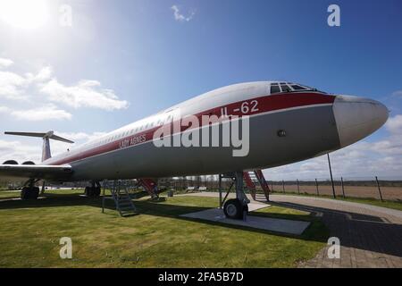 Gollenberg, Germania. 23 Apr 2021. La 'Lady Agnes', un Ilyushin 62 della compagnia aerea Interflug, si trova presso l'aeroporto Stölln/Rhinow. L'aereo passeggeri, costruito nel 1973, era atterrato il 23 ottobre 1989 su una pista di soli 800 metri di lunghezza. Credit: Jörg Carstensen/dpa/Alamy Live News Foto Stock