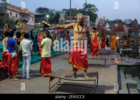 Ujjain, India - 2021 marzo: I sacerdoti che suonano la sera di Aarti sui ghat di Ujjjain il 24 marzo 2021 a Madhya Pradesh, India. Foto Stock