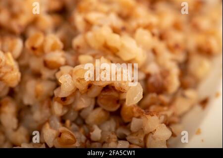 Porridge di grano saraceno bollito. Piatti tradizionali della cucina russa. Vista dall'alto della texture del grano saraceno. Foto Stock