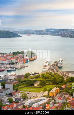 Bergen, Norvegia - 30 Luglio 2018: Antenna cityscape visualizzare con coloratissime case tradizionali e le navi da crociera Foto Stock