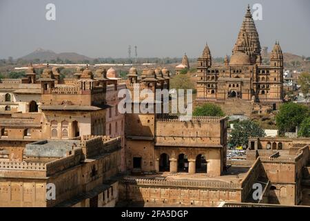 Particolare del Palazzo Raj Mahal con il tempio di Chaturbhuj sullo sfondo a Orchha., Madhya Pradesh, India. Foto Stock