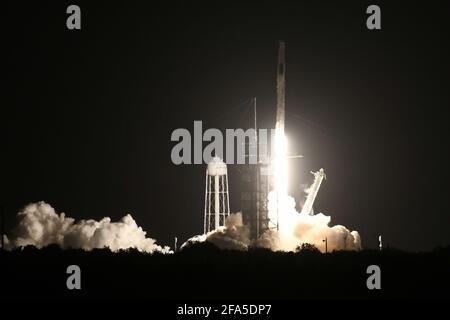 Kennedy Space Center, Florida. Venerdì 23 aprile 2021: Kennedy Space Center, Stati Uniti. 23 Apr 2021. Un'esposizione temporizzata composita cattura il razzo SpaceX Falcon 9 lanciando il secondo equipaggio della NASA alla Stazione spaziale Internazionale alle 5:49 dal Kennedy Space Center, Florida, venerdì 23 aprile 2021. Durante le ore pre-alba presso la Cape Canaveral Space Force Station, un razzo Mercury Redstone si trova in primo piano sul complesso 5 da cui la NASA ha lanciato Alan Shepard sulla prima missione con equipaggio americana nello spazio quasi sessant'anni fa. Foto di Joe Marino/UPI Credit: UPI/Alamy Live New Foto Stock