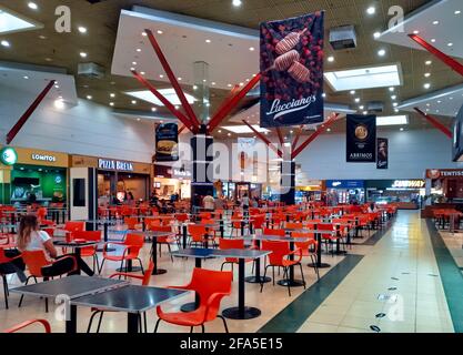 SARANDI, AVELANEDA, BUENOS AIRE, ARGENTINA - 11 febbraio 2021: Centro commerciale. Colpo della corte di cibo abbastanza vuoto a causa della pandemia COVID-19 di diva sociale Foto Stock