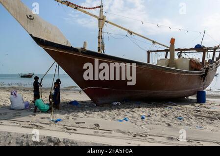 Attività di pesca sulla spiaggia di Shannah, Oman Foto Stock