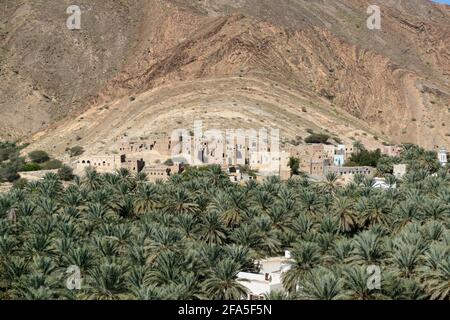 Valle del nuovo e vecchio villaggio Birkat al Mawz con la sua piantagione di palme da dattero nella regione ad Dakhiliyah. Oman. Foto Stock