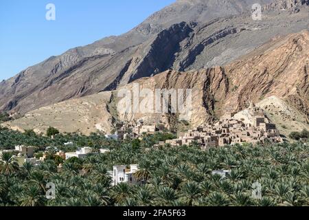 Valle del nuovo e vecchio villaggio Birkat al Mawz con la sua piantagione di palme da dattero nella regione ad Dakhiliyah. Oman. Foto Stock