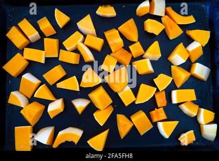 Zucca tritata preparata e spalmata su un forno Vassoio di tostatura teglia per tostare nel forno UK KATHY DEWITT Foto Stock