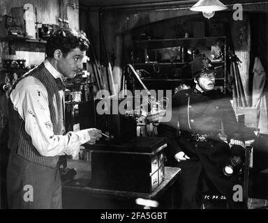 ROBERT DONAT E LAURENCE OLIVIER NELLA SCATOLA MAGICA 1951 regista JOHN BOULTING sceneggiatura Eric Ambler sulla base della biografia Friese-Greene primo piano di un inventore di Ray Allister produttore Ronald Neame regista Jack Cardiff musica William Alwyn Festival Film Produzioni / British Lion Film Corporation Foto Stock