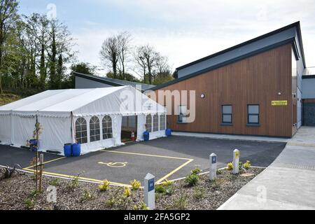 Bantry, West Cork, Irlanda. 22 Apr 2021. Il Centro di assistenza primaria di Bantry sarà aperto il 28 aprile, il centro di vaccinazione sarà aperto su un sistema a rotazione e inizierà i vaccini per le età tra i 65 e i 69 anni. Credit: Bantry Media/Alamy Live News Foto Stock