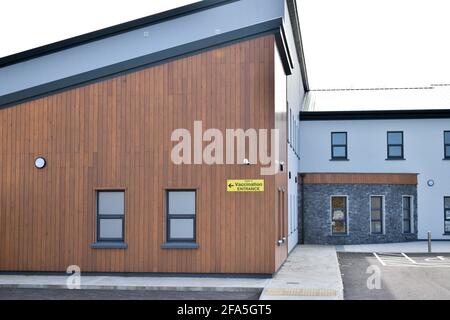 Bantry, West Cork, Irlanda. 22 Apr 2021. Il Centro di assistenza primaria di Bantry sarà aperto il 28 aprile, il centro di vaccinazione sarà aperto su un sistema a rotazione e inizierà i vaccini per le età tra i 65 e i 69 anni. Credit: Bantry Media/Alamy Live News Foto Stock