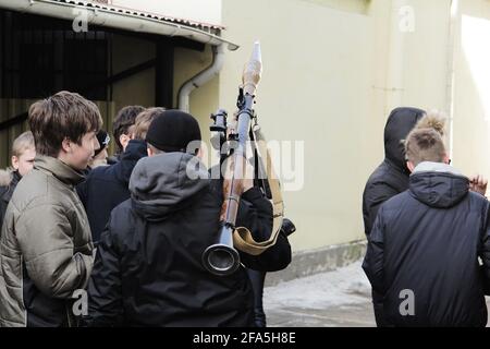 San Pietroburgo, Russia, Aleksandr Kirillov - 04042013: 'Stazione di reclutamento. I bambini sono in possesso di armi reali' Foto Stock