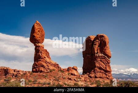 Balanced Rock è un'iconica formazione rocciosa all'interno dell'Arches National Park, Utah, Stati Uniti. Foto Stock