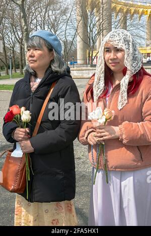 Una madre e una figlia pregano in un servizio all'aperto presso il sito della Fiera Mondiale del Vaticano del '64. Nel Flushing Meadows Corona Park a Queens, New York. Foto Stock