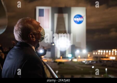 L'amministratore della NASA Steve Jurczyk guarda il lancio di un razzo SpaceX Falcon 9 che trasporta la navicella spaziale Crew Dragon dell'azienda nella missione SpaceX Crew-2 della NASA con gli astronauti Shane Kimbrough e Megan McArthur, l'astronauta dell'ESA (Agenzia spaziale europea) Thomas Pesquet, E Japan Aerospace Exploration Agency (JAXA) astronauta Akihiko Hoshide a bordo, venerdì 23 aprile 2021, dal balcone di Operations Support Building II al Kennedy Space Center della NASA in Florida. La missione SpaceX Crew-2 della NASA è la prima missione a rotazione dell'equipaggio della SpaceX Crew Dragon e del Falcon 9 Foto Stock