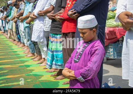 Narayanganj, Bangladesh. 23 Apr 2021. I musulmani frequentano la preghiera Jumma per strada senza mantenere alcuna distanza sociale il secondo venerdì del mese santo del Ramadan, anche se le autorità del Bangladesh hanno imposto una stretta chiusura per combattere la diffusione del Coronavirus Covid-19. Il conteggio dei casi confermati di Covid-19 in Bangladesh è salito fino al 736,074 senza che siano state segnalate altre nuove infezioni. (Foto di Joy Saha/Pacific Press) Credit: Pacific Press Media Production Corp./Alamy Live News Foto Stock