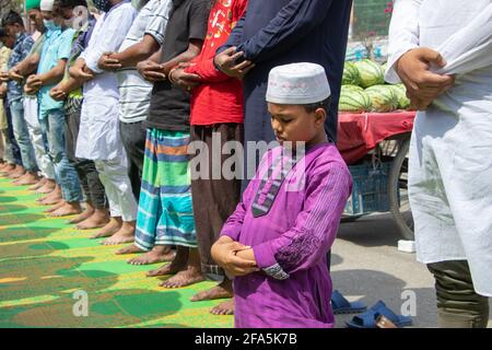 Narayanganj, Bangladesh. 23 Apr 2021. I musulmani frequentano la preghiera Jumma per strada senza mantenere alcuna distanza sociale il secondo venerdì del mese santo del Ramadan, anche se le autorità del Bangladesh hanno imposto una stretta chiusura per combattere la diffusione del Coronavirus Covid-19. Il conteggio dei casi confermati di Covid-19 in Bangladesh è salito fino al 736,074 senza che siano state segnalate altre nuove infezioni. (Foto di Joy Saha/Pacific Press) Credit: Pacific Press Media Production Corp./Alamy Live News Foto Stock