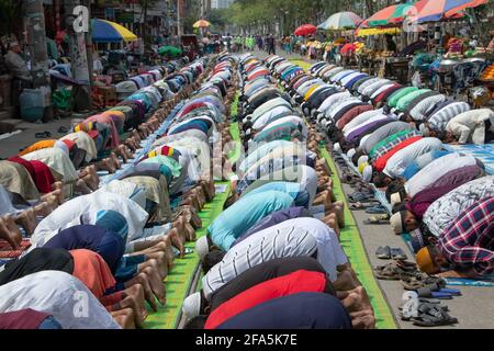 Narayanganj, Bangladesh. 23 Apr 2021. I musulmani frequentano la preghiera Jumma per strada senza mantenere alcuna distanza sociale il secondo venerdì del mese santo del Ramadan, anche se le autorità del Bangladesh hanno imposto una stretta chiusura per combattere la diffusione del Coronavirus Covid-19. Il conteggio dei casi confermati di Covid-19 in Bangladesh è salito fino al 736,074 senza che siano state segnalate altre nuove infezioni. (Foto di Joy Saha/Pacific Press) Credit: Pacific Press Media Production Corp./Alamy Live News Foto Stock