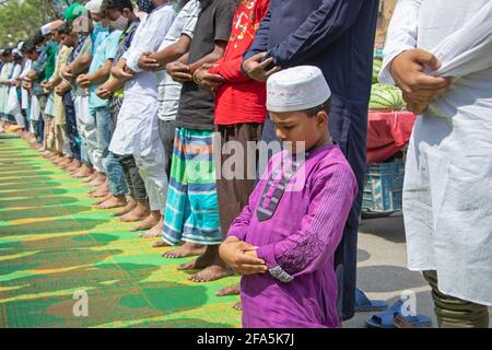 Narayanganj, Bangladesh. 23 Apr 2021. I musulmani frequentano la preghiera Jumma per strada senza mantenere alcuna distanza sociale il secondo venerdì del mese santo del Ramadan, anche se le autorità del Bangladesh hanno imposto una stretta chiusura per combattere la diffusione del Coronavirus Covid-19. Il conteggio dei casi confermati di Covid-19 in Bangladesh è salito fino al 736,074 senza che siano state segnalate altre nuove infezioni. (Foto di Joy Saha/Pacific Press) Credit: Pacific Press Media Production Corp./Alamy Live News Foto Stock