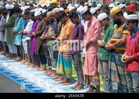 Narayanganj, Bangladesh. 23 Apr 2021. I musulmani frequentano la preghiera Jumma per strada senza mantenere alcuna distanza sociale il secondo venerdì del mese santo del Ramadan, anche se le autorità del Bangladesh hanno imposto una stretta chiusura per combattere la diffusione del Coronavirus Covid-19. Il conteggio dei casi confermati di Covid-19 in Bangladesh è salito fino al 736,074 senza che siano state segnalate altre nuove infezioni. (Foto di Joy Saha/Pacific Press) Credit: Pacific Press Media Production Corp./Alamy Live News Foto Stock