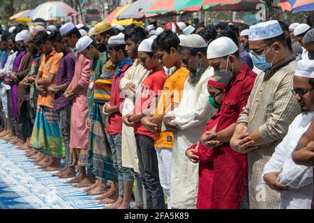 Narayanganj, Bangladesh. 23 Apr 2021. I musulmani frequentano la preghiera Jumma per strada senza mantenere alcuna distanza sociale il secondo venerdì del mese santo del Ramadan, anche se le autorità del Bangladesh hanno imposto una stretta chiusura per combattere la diffusione del Coronavirus Covid-19. Il conteggio dei casi confermati di Covid-19 in Bangladesh è salito fino al 736,074 senza che siano state segnalate altre nuove infezioni. (Foto di Joy Saha/Pacific Press) Credit: Pacific Press Media Production Corp./Alamy Live News Foto Stock