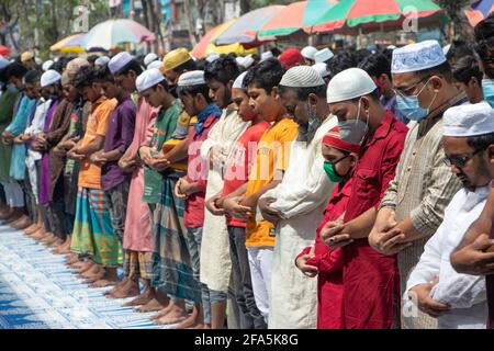 Narayanganj, Bangladesh. 23 Apr 2021. I musulmani frequentano la preghiera Jumma per strada senza mantenere alcuna distanza sociale il secondo venerdì del mese santo del Ramadan, anche se le autorità del Bangladesh hanno imposto una stretta chiusura per combattere la diffusione del Coronavirus Covid-19. Il conteggio dei casi confermati di Covid-19 in Bangladesh è salito fino al 736,074 senza che siano state segnalate altre nuove infezioni. (Foto di Joy Saha/Pacific Press) Credit: Pacific Press Media Production Corp./Alamy Live News Foto Stock