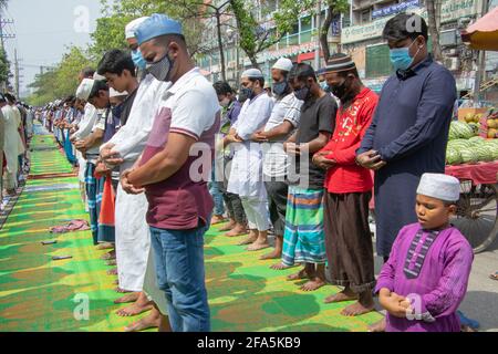 Narayanganj, Bangladesh. 23 Apr 2021. I musulmani frequentano la preghiera Jumma per strada senza mantenere alcuna distanza sociale il secondo venerdì del mese santo del Ramadan, anche se le autorità del Bangladesh hanno imposto una stretta chiusura per combattere la diffusione del Coronavirus Covid-19. Il conteggio dei casi confermati di Covid-19 in Bangladesh è salito fino al 736,074 senza che siano state segnalate altre nuove infezioni. (Foto di Joy Saha/Pacific Press) Credit: Pacific Press Media Production Corp./Alamy Live News Foto Stock