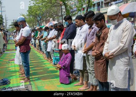 Narayanganj, Bangladesh. 23 Apr 2021. I musulmani frequentano la preghiera Jumma per strada senza mantenere alcuna distanza sociale il secondo venerdì del mese santo del Ramadan, anche se le autorità del Bangladesh hanno imposto una stretta chiusura per combattere la diffusione del Coronavirus Covid-19. Il conteggio dei casi confermati di Covid-19 in Bangladesh è salito fino al 736,074 senza che siano state segnalate altre nuove infezioni. (Foto di Joy Saha/Pacific Press) Credit: Pacific Press Media Production Corp./Alamy Live News Foto Stock