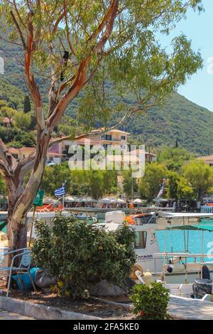 Vasiliki, Grecia - Luglio 24 2019: Architettura di Vasiliki, ristoranti, auto di scuola superiore, mercati con persone a piedi Foto Stock