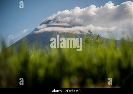 Yogyakarta. 23 Apr 2021. Foto scattata il 23 aprile 2021 mostra fumo bianco che esce dal Monte Merapi visto da Kaliurang a Yogyakarta, Indonesia. Credit: Supriyanto/Xinhua/Alamy Live News Foto Stock