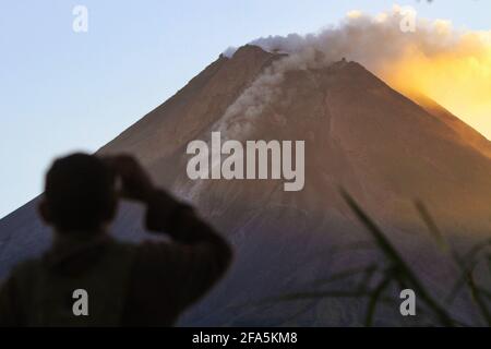 Yogyakarta. 23 Apr 2021. Foto scattata il 23 aprile 2021 mostra il fumo bianco che esce dal Monte Merapi visto da Sleman a Yogyakarta, Indonesia. Credit: Joni/Xinhua/Alamy Live News Foto Stock