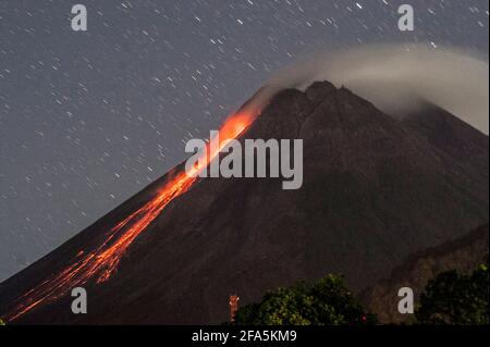 Yogyakarta. 23 Apr 2021. Foto scattata il 23 aprile 2021 mostra i materiali vulcanici che si allontanano dal Monte Merapi come visti da Kaliurang a Yogyakarta, Indonesia. Credit: Supriyanto/Xinhua/Alamy Live News Foto Stock