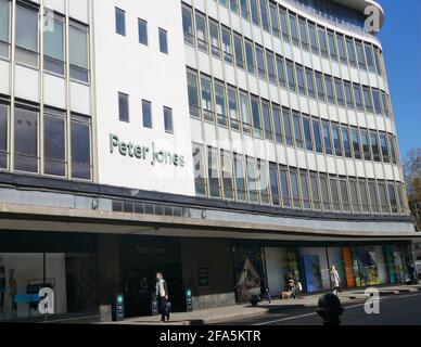 Londra, Regno Unito. 23 Apr 2021. John Lewis intraprende una ristrutturazione di più milioni di sterline del suo fiore all'occhiello di Peter Jones in Sloane Square a seguito della chiusura permanente di un terzo dei suoi negozi nella pandemia. Credit: Brian Minkoff/Alamy Live News Foto Stock