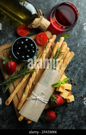 Grissini, spuntini e vino su sfondo nero fumé Foto Stock