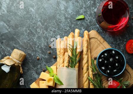 Grissini, spuntini e vino su sfondo nero fumé Foto Stock