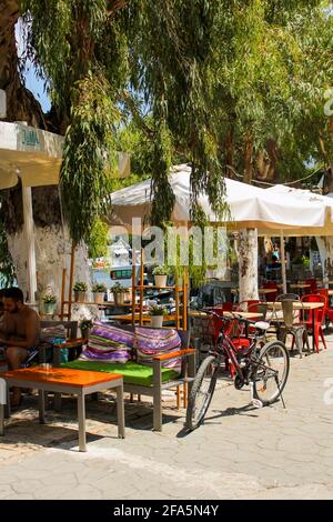 Vasiliki, Grecia - Luglio 24 2019: Architettura di Vasiliki, ristoranti, auto di scuola superiore, mercati con persone a piedi Foto Stock