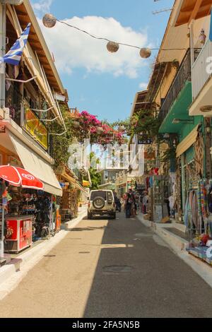 Vasiliki, Grecia - Luglio 24 2019: Architettura di Vasiliki, ristoranti, auto di scuola superiore, mercati con persone a piedi Foto Stock