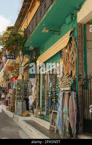 Vasiliki, Grecia - Luglio 24 2019: Architettura di Vasiliki, ristoranti, auto di scuola superiore, mercati con persone a piedi Foto Stock