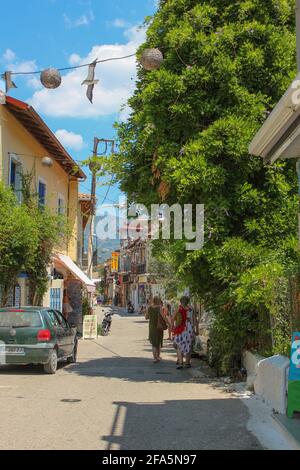 Vasiliki, Grecia - Luglio 24 2019: Architettura di Vasiliki, ristoranti, auto di scuola superiore, mercati con persone a piedi Foto Stock