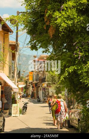 Vasiliki, Grecia - Luglio 24 2019: Architettura di Vasiliki, ristoranti, auto di scuola superiore, mercati con persone a piedi Foto Stock