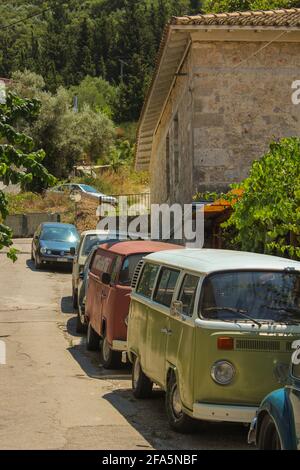 Vasiliki, Grecia - Luglio 24 2019: Architettura di Vasiliki, ristoranti, auto di scuola superiore, mercati con persone a piedi Foto Stock