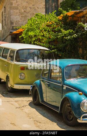 Vasiliki, Grecia - Luglio 24 2019: Architettura di Vasiliki, ristoranti, auto di scuola superiore, mercati con persone a piedi Foto Stock