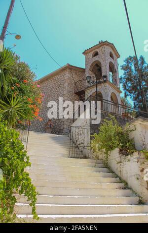 Vasiliki, Grecia - Luglio 24 2019: Architettura di Vasiliki, ristoranti, auto di scuola superiore, mercati con persone a piedi Foto Stock