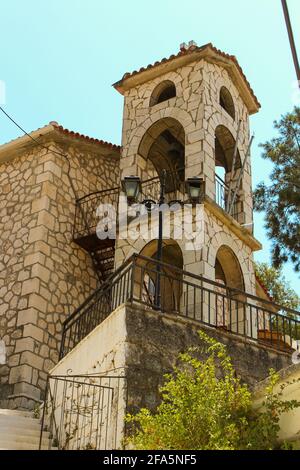 Vasiliki, Grecia - Luglio 24 2019: Architettura di Vasiliki, ristoranti, auto di scuola superiore, mercati con persone a piedi Foto Stock