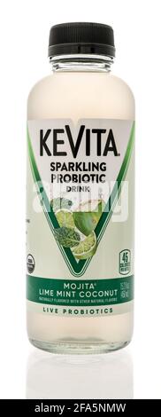 Winneconne, WI - 22 aprile 2021: Una bottiglia di bevanda probiotica frizzante Kevita su sfondo isolato Foto Stock